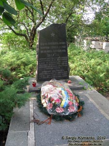 Киевская область, Кременище. Фото. ДОТ №131 (КиУР). Памятный знак на могиле всех 11-ти защитников ДОТа.