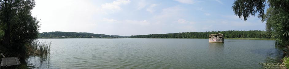 Киевская область, Ходосовка. Фото. Пруд и ДОТ №127 (КиУР). Панорама ~120°.