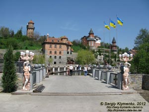 Киевская область, село Буки. Фото. Ландшафтный парк «Буки». Мост над дамбой частично залит водой.