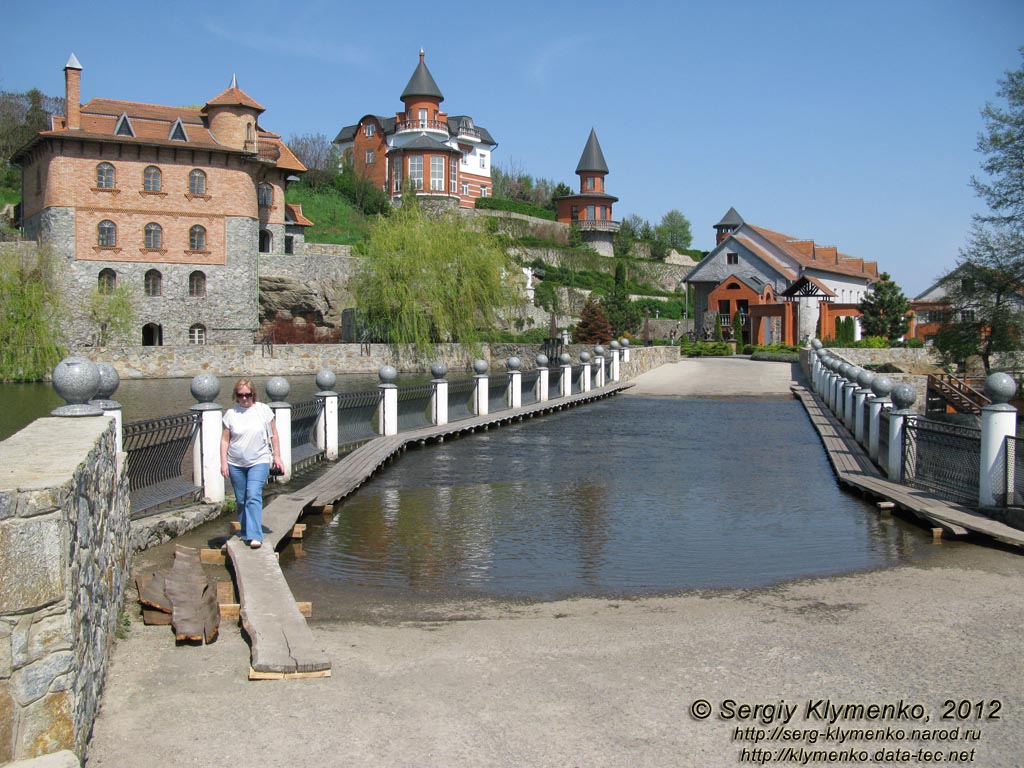 Киевская область, село Буки. Фото. Ландшафтный парк «Буки». Мост над дамбой частично залит водой.