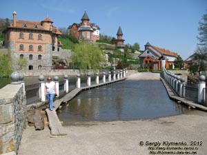 Киевская область, село Буки. Фото. Ландшафтный парк «Буки». Мост над дамбой частично залит водой.