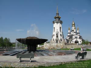 Киевская область, село Буки. Фото. Фонтан перед храмовым комплексом Святого Евгения Великомученика.