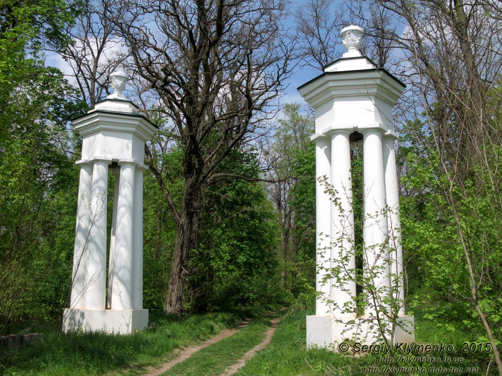 Киевская область. Рудое Село. Фото. Бывшая усадьба Станислава Залесского. Главные ворота с колоннами.