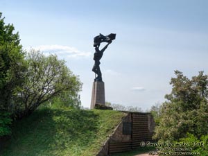 Киевская область. Село Балыко-Щучинка. Фото. На холме над Днепром. Остатки вала летописного города Чучин (XI-XIII века).