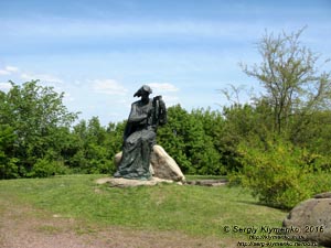 Киевская область. Село Балыко-Щучинка. Фото. На холме над Днепром. Памятник Бояну (поэту-певцу древней Руси-Украины) на месте летописного города Чучин.