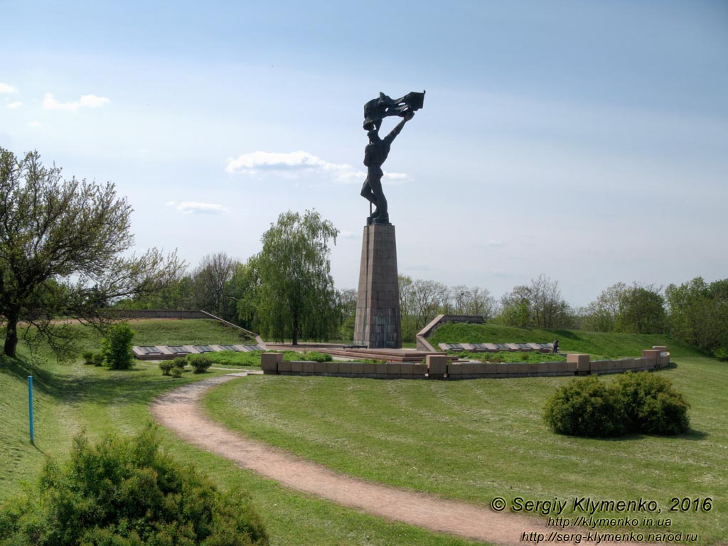 Киевская область. Село Балыко-Щучинка. Фото. На холме над Днепром. Братские могилы советских воинов и скульптура воина с флагом - доминанта ансамбля мемориального комплекса «Букринский плацдарм».
