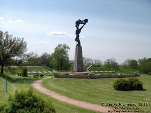 Киевская область. Село Балыко-Щучинка. Фото. На холме над Днепром. Братские могилы советских воинов и скульптура воина с флагом - доминанта ансамбля мемориального комплекса «Букринский плацдарм».