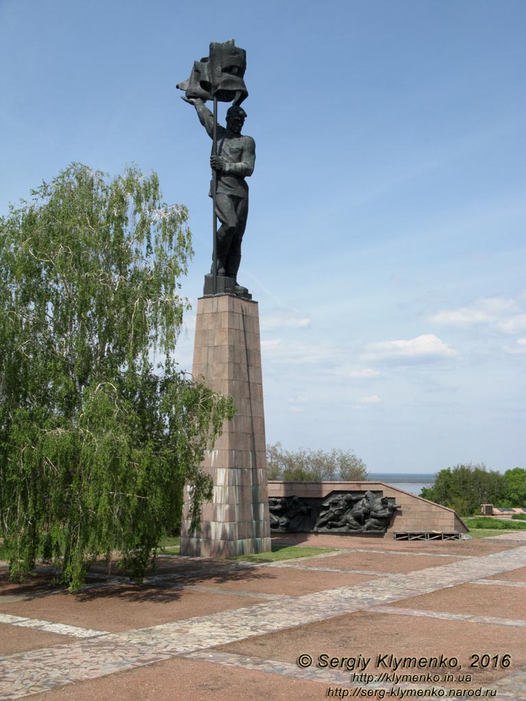 Киевская область. Село Балыко-Щучинка. Фото. На холме над Днепром. Скульптура воина с флагом - доминанта ансамбля мемориального комплекса «Букринский плацдарм».