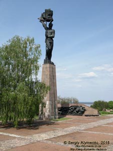 Киевская область. Село Балыко-Щучинка. Фото. На холме над Днепром. Скульптура воина с флагом - доминанта ансамбля мемориального комплекса «Букринский плацдарм».