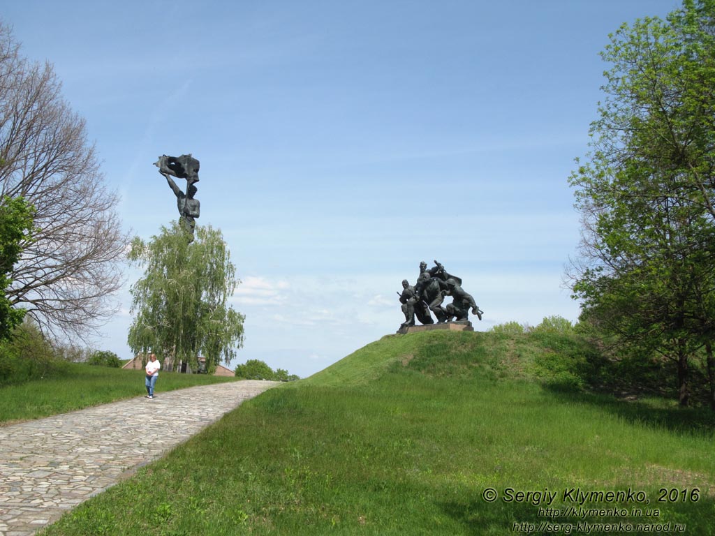 Киевская область. Село Балыко-Щучинка. Фото. На холме над Днепром. Скульптурная композиция «Атака» со стороны главного входа в мемориальный комплекс «Букринский плацдарм».