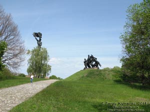 Киевская область. Село Балыко-Щучинка. Фото. На холме над Днепром. Скульптурная композиция «Атака» со стороны главного входа в мемориальный комплекс «Букринский плацдарм».