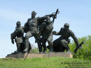 Киевская область. Село Балыко-Щучинка. Фото. На холме над Днепром. Скульптурная композиция «Атака» со стороны главного входа в мемориальный комплекс «Букринский плацдарм».