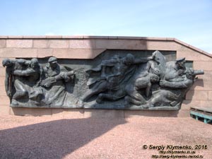 Киевская область. Село Балыко-Щучинка. Фото. На холме над Днепром. Левый горельеф - составная часть ансамбля мемориального комплекса «Букринский плацдарм».