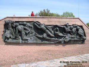 Киевская область. Село Балыко-Щучинка. Фото. На холме над Днепром. Правый горельеф - составная часть ансамбля мемориального комплекса «Букринский плацдарм».