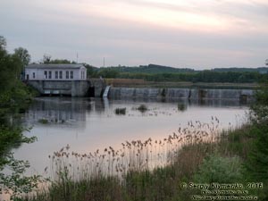 Киевская область. Между сёлами Чайки и Дыбинцы. Фото. Живописный вид на Рось с автомобильного моста над речкой (49°32'05"N, 30°46'40"E).