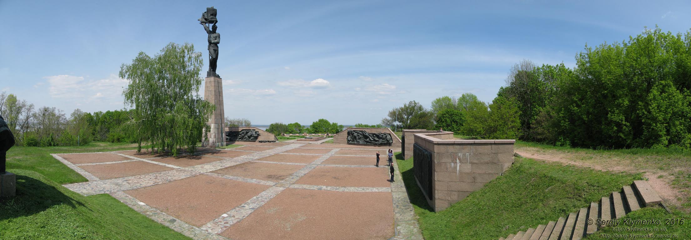 Киевская область. Село Балыко-Щучинка. Фото. На холме над Днепром. Часть ансамбля мемориального комплекса «Букринский плацдарм». Панорама ~120°.