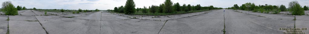 Киевская область. Город Узин. Фото. Бывший военный аэродромный комплекс. Рулёжные дорожки Узинского аэродрома (49°47'03"N, 30°25'49"E). Панорама ~360°.