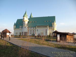 Киевская область. Село Демидов, «Парк животных XII Месяцев». Фото. Главное здание парка - стилизация замка Нойшванштайн (Neuschwanstein Castle).