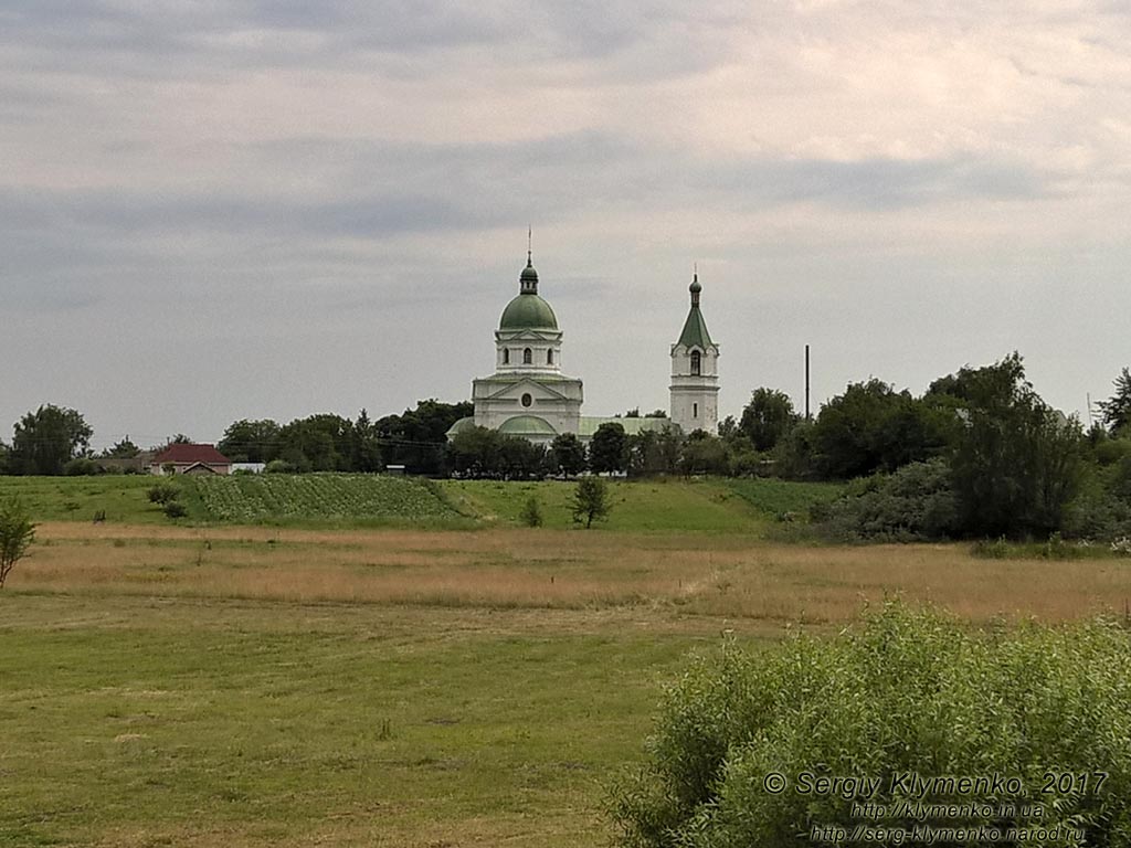 Черниговская область. Фото. Лемеши. Трёхсвятительская церковь (1755 год). Вид с автодороги М-01 (E95) Киев-Чернигов.