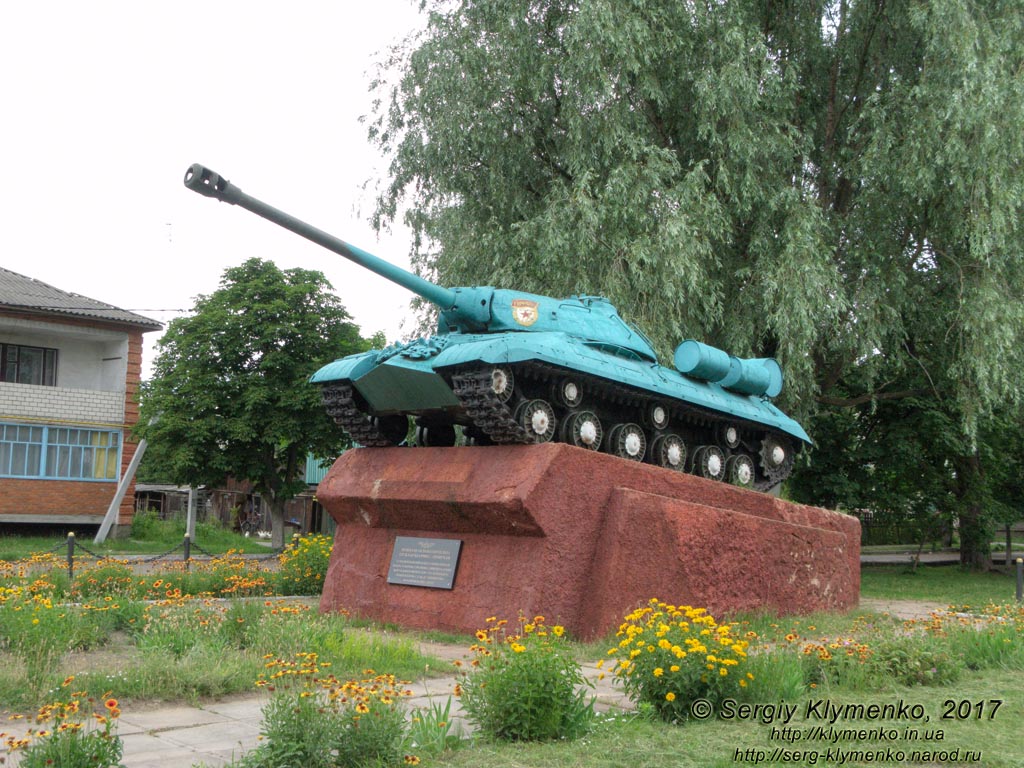 Черниговская область. Фото. Любеч. Танк-памятник в центре посёлка (51°42'02"N, 30°39'19"E).