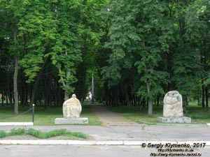 Черниговская область. Фото. Любеч. Памятники Добрыне Никитичу и Малуше с малолетним князем Владимиром (51°42'17.50"N, 30°39'25.00"E).