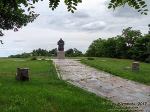 Черниговская область. Фото. Любеч.
Памятник «Летописец» к 900-летию Любецкого съезда князей (1097 год) на вершине Замковой горы (51°42'35"N, 30°39'36"E).