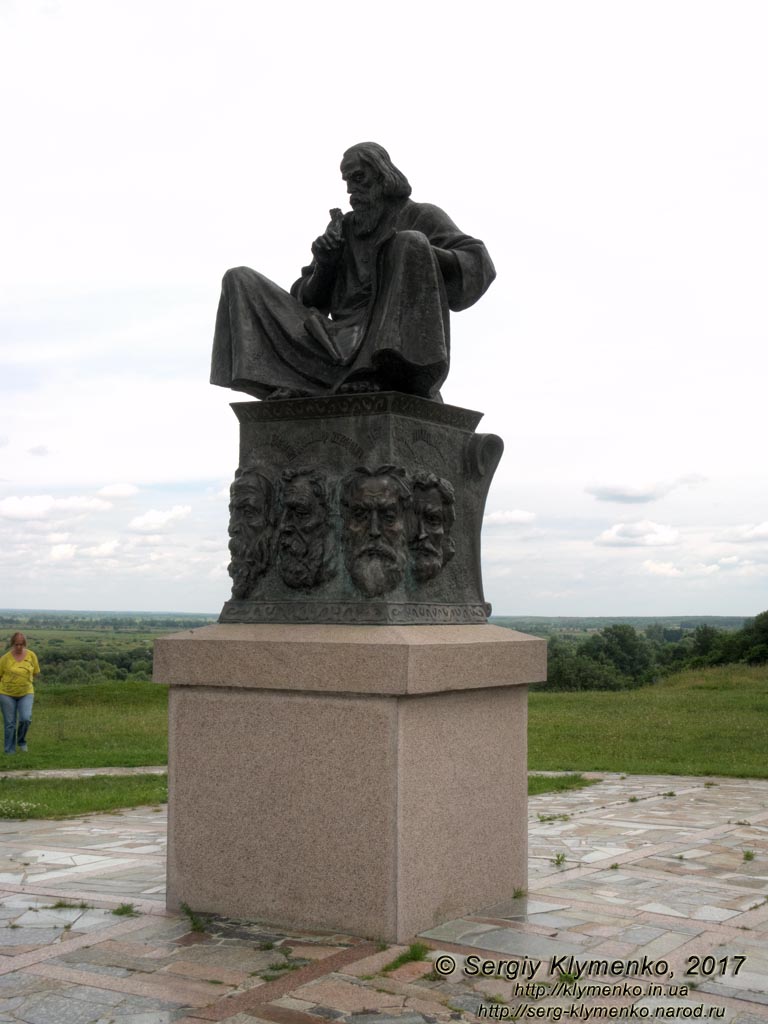 Черниговская область. Фото. Любеч. Памятник «Летописец» к 900-летию Любецкого съезда князей (1097 год) на вершине Замковой горы (51°42'35"N, 30°39'36"E).
