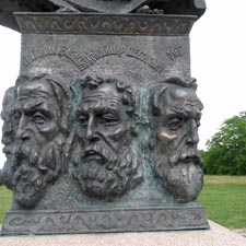 Черниговская область. Фото. Любеч. Памятник к 900-летию Любецкого съезда князей (1097 год)
на вершине Замковой горы (51°42'35"N, 30°39'36"E). Фрагмент.