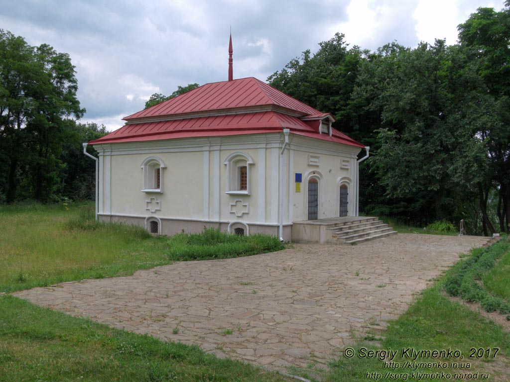 Черниговская область. Фото. Любеч. Каменница Павла Полуботка (51°42'20"N, 30°39'04"E) на территории бывшей усадьбы Милорадовичей.