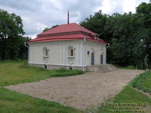 Черниговская область. Фото. Любеч. Каменница Павла Полуботка (51°42'20"N, 30°39'04"E) на территории бывшей усадьбы Милорадовичей.