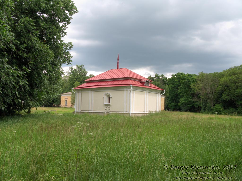 Черниговская область. Фото. Любеч. Каменница Павла Полуботка (51°42'20"N, 30°39'04"E) на территории бывшей усадьбы Милорадовичей.