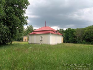 Черниговская область. Фото. Любеч. Каменница Павла Полуботка (51°42'20"N, 30°39'04"E) на территории бывшей усадьбы Милорадовичей.