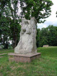 Черниговская область. Фото. Любеч. Памятник Преподобному Антонию Печерскому на территории верхнего сада бывшей усадьбы Милорадовичей.