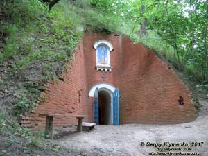 Черниговская область. Фото. Любеч. Вход в дальнюю пещеру преподобного Антония (51°41'39"N, 30°38'17"E). Общий вид извне.