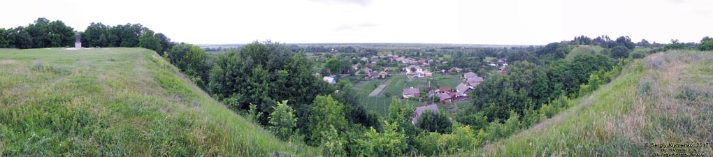 Черниговская область. Фото. Любеч. Вершина Замковой горы, городище летописного Любеча (51°42'36"N, 30°39'37"E).
Вид в сторону поймы Днепра. Панорама ~210°.