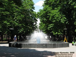 Фото Луганска. Фонтан в сквере на площади Героев Великой Отечественной войны.