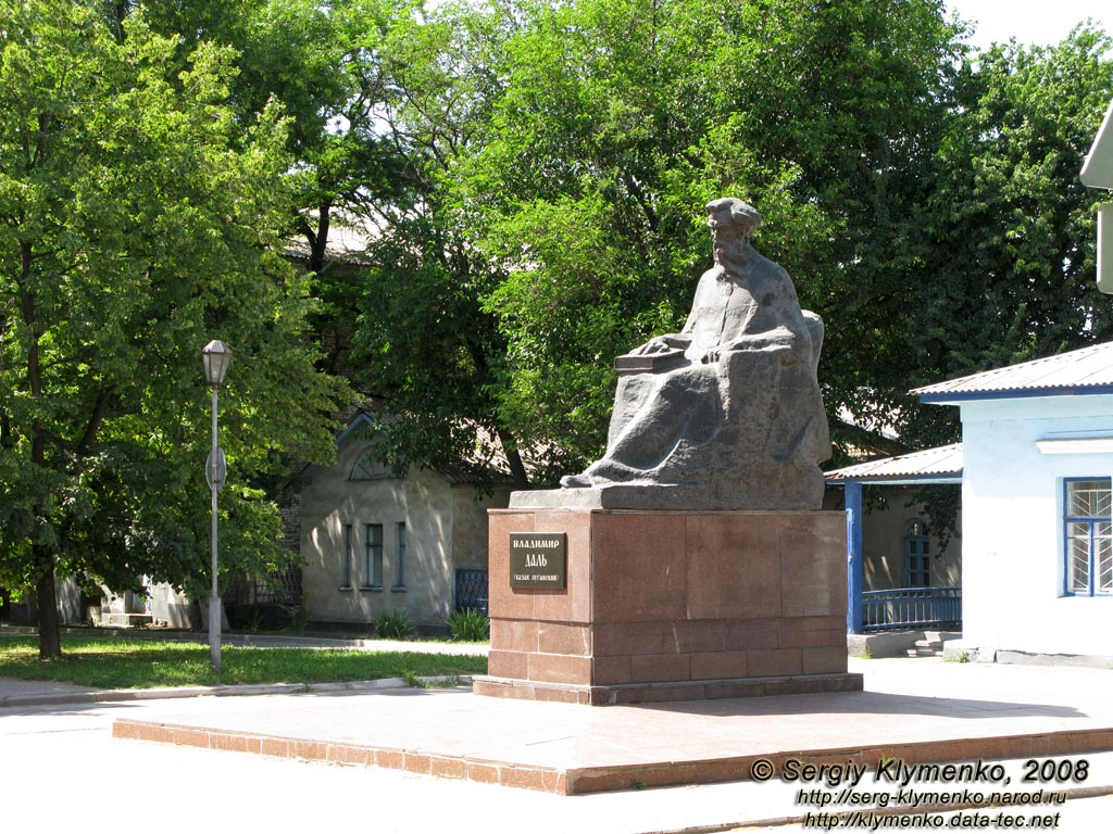 Фото Луганска. Памятник Владимиру Далю.