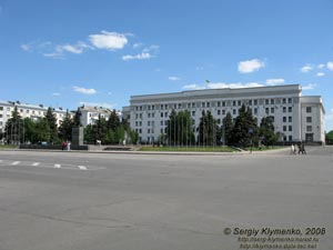 Фото Луганска. Памятник Ленину перед зданием Луганского областного совета и областной государственной администрации.