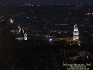 Львов. Фото. Вид города с высоты парка "Высокий Замок" ночью.