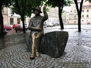 Львов. Фото. Памятник Никифору Епифанию Дровняку рядом с бывшим Доминиканским собором.