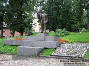 Львов. Фото. Памятник Герою Украины, выдающемуся государственному и общественному деятелю Вячеславу Черноволу.