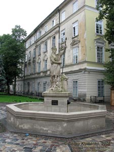 Львов. Фото. Площадь Рынок. Фонтаны-скульптуры возле Ратуши. Адонис (Adonis).