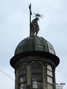 Львов. Фото. Часовня Боимов. Сидящая фигура Скорбящего Христа на куполе.