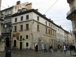 Львов. Фото. Юго-восточный угол площади Рынок. Здание на углу улиц Русская и Сербская (ул. Сербская № 1).
