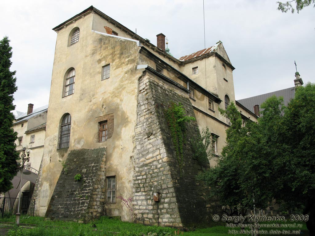 Львов. Фото. Комплекс монастыря и костела бернардинцев (пл. Соборная, 3-А). Вид со стороны улицы Валовая.