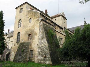 Львов. Фото. Комплекс монастыря и костела бернардинцев (пл. Соборная, 3-А). Вид со стороны улицы Валовая.