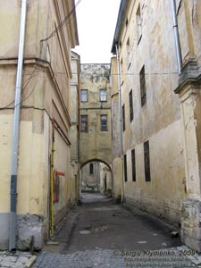 Львов. Фото. Проход с улицы Леси Украинки к улице Армянская рядом с "домом Викариев" (ул. Леси Украинки, № 12).