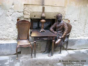 Львов. Фото. Памятник изобретателям керосиновой лампы и технологии рафинирования нефти (крекинга) Яну Зегу и Ігнатию Лукасевичу (© 2008 Владимир Цисарык).