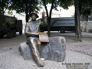 Львов. Фото. Памятник Никифору Епифанию Дровняку рядом с бывшим Доминиканским собором.