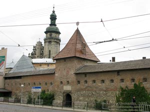 Львов. Фото. Глинянская башня монастыря бернардинцев. Вид со стороны Мытной ("таможенной") площади.